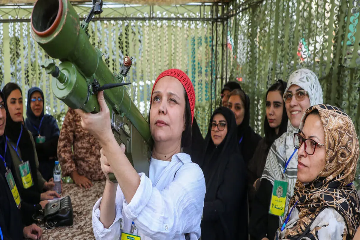پوشش زن جان‌فدا در حال آموزش کار با سلاح +‌ عکس