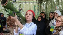 پوشش زن جان‌فدا در حال آموزش کار با سلاح +‌ عکس