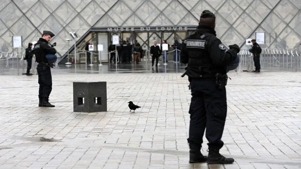 تخلیه موزه لوور پاریس به‌علت تهدید به بمب‌گذاری/ ویدویو