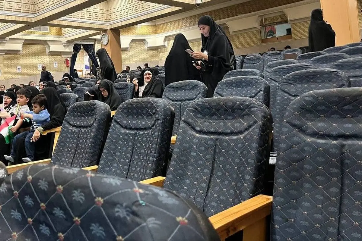 جمعیتی که در جلسه محاکمه ظریف و روحانی شرکت کردند به روایت تصویر