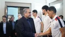 دیدار تصادفی اعضای تیم ملی با وزیر کشور پاکستان در فرودگاه مهرآباد