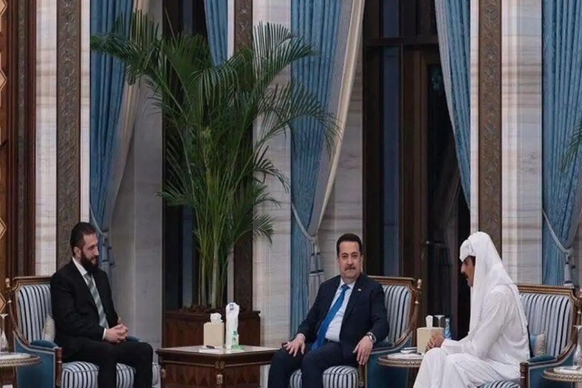 دیدار السودانی و الجولانی روی یک میز در قطر
