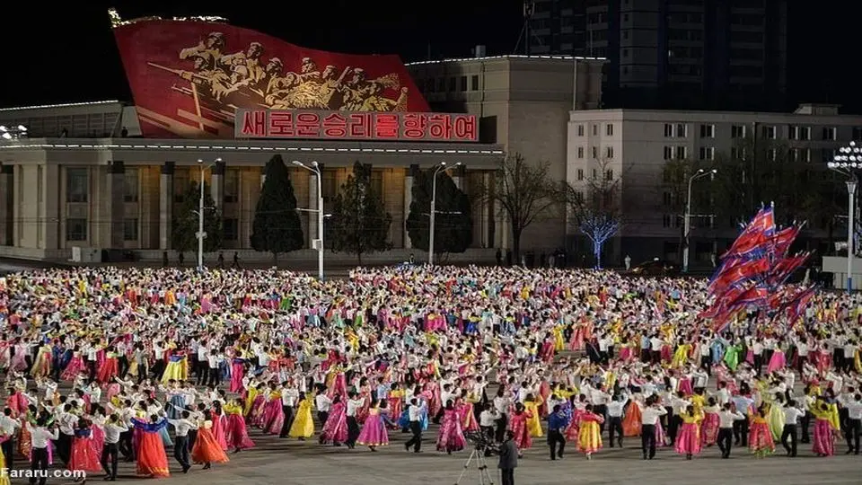 رقص گروهی جوانان برای دهمین سال به قدرت رسیدن کیم جونگ اون