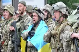 سربازان اوکراینی پوستر ترامپ را آتش زدند

