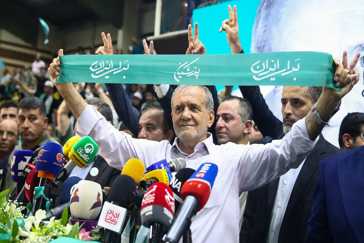 ماجرای حمله با شوکر به هواداران «مسعود پزشکیان» در تبریز چیست؟/ عکس و ویدئو
