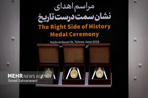 مراسم اهدای نشان سمت درست تاریخ+ عکس