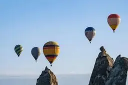 سقوط یک بالُن هوای گرم در مرکز ترکیه؛ یک تن کشته و ۱۹ تن زخمی شدند

