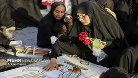 مراسم دعای عرفه در کنار شهدای دانش آموز میناب+ عکس