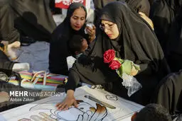 مراسم دعای عرفه در کنار شهدای دانش آموز میناب+ عکس