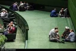 نمایندگان مجلس بالاخره روی صندلی گعده کردند نه روی زمین! + عکس