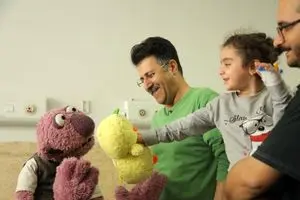 ملاقات هومن حاجی عبداللهی و جناب خان با کودکان مجروح جنگ + عکس