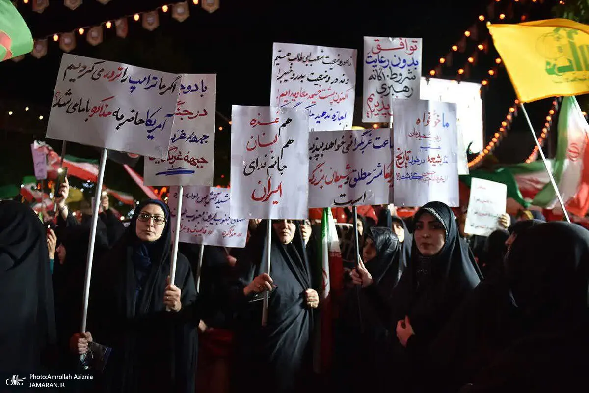 اعتراض پلاکاردی مخالفان توافق در تجمع خیابانی دیشب در تهران + عکس