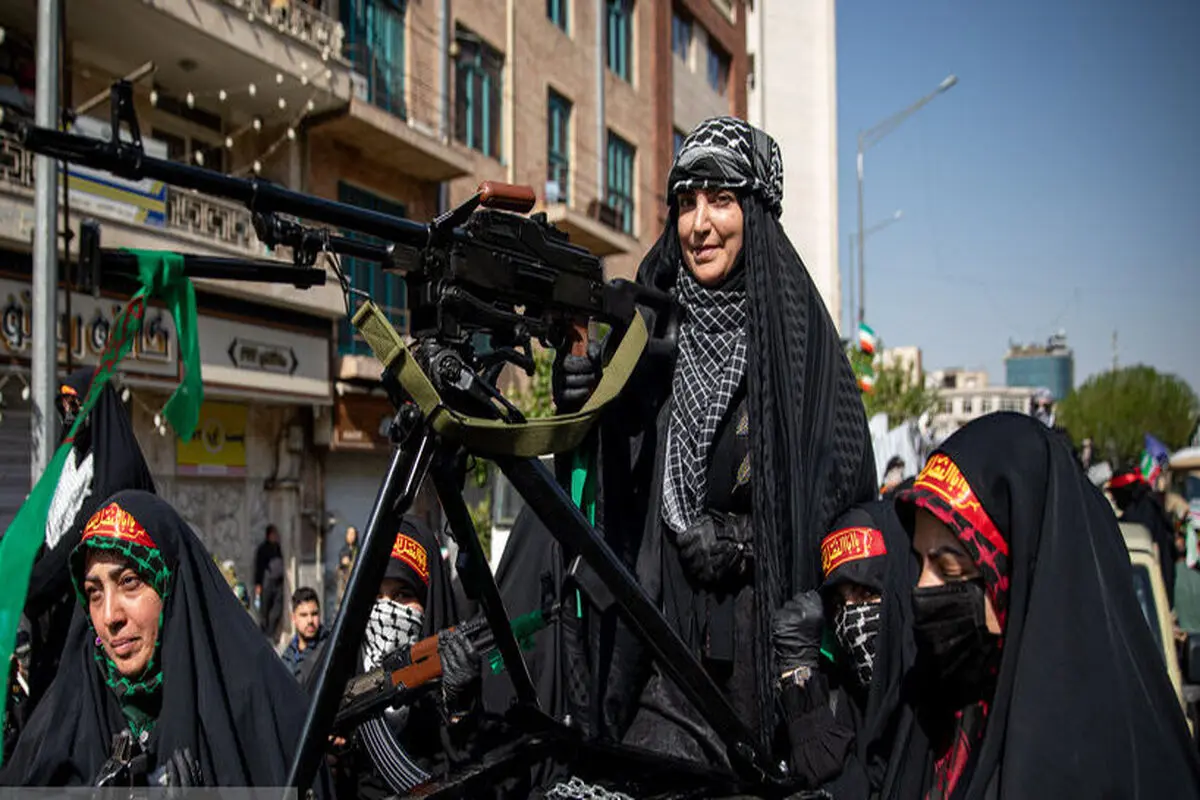 حضور زنان با سلاح نظامی در رزمایش بزرگ «دختران جان‌فدای ایران» + عکس