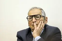 پس‌لرزه عکس صادق زیباکلام با حمید نوری/ اجرای حکم زیباکلام به تعلیق درآمد