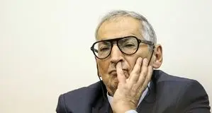 زیباکلام: برغم گستردگی حملات و شهادت رهبر انقلاب هیچ علامتی از اینکه نظام سقوط کند یا در حال سقوط باشد نیست