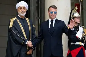 رفتار عجیب ماکرون در دیدار با سلطان عمان + عکس