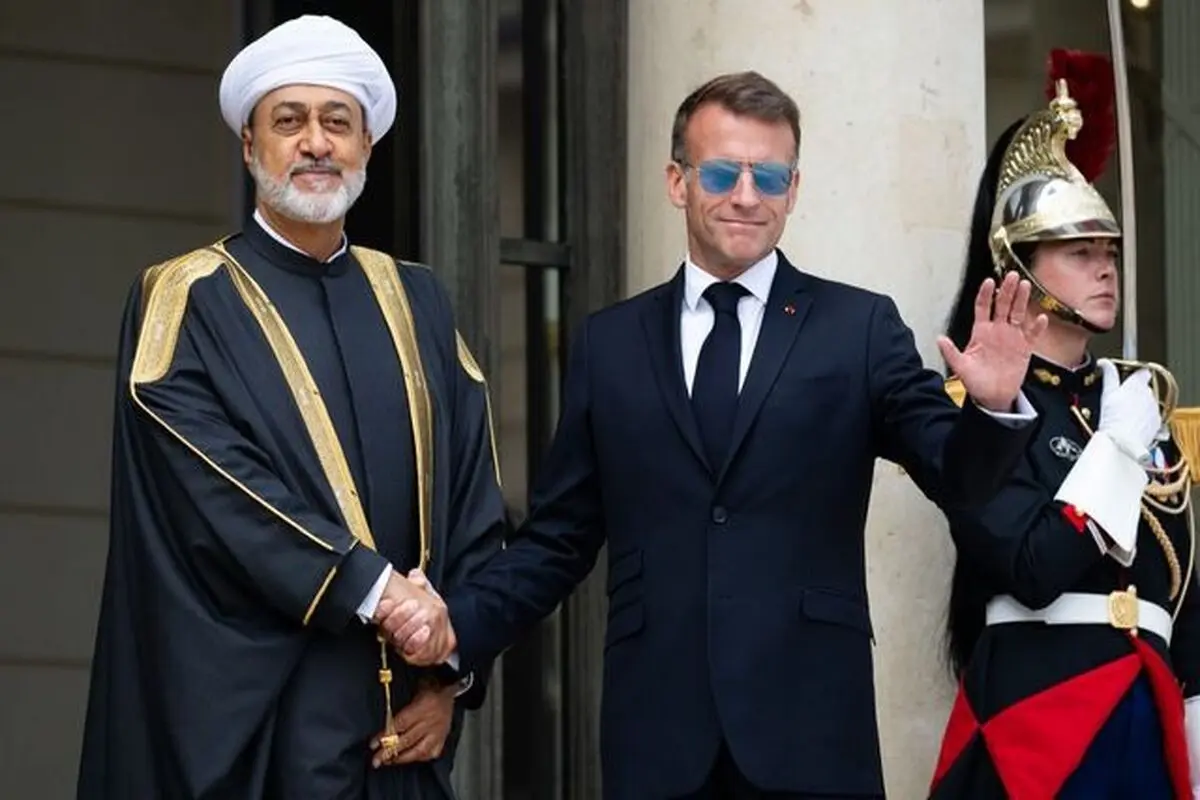رفتار عجیب ماکرون در دیدار با سلطان عمان + عکس 