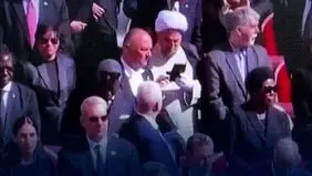 روحانی که در مراسم تشییع پاپ سلفی می‌گرفت که بود؟ 