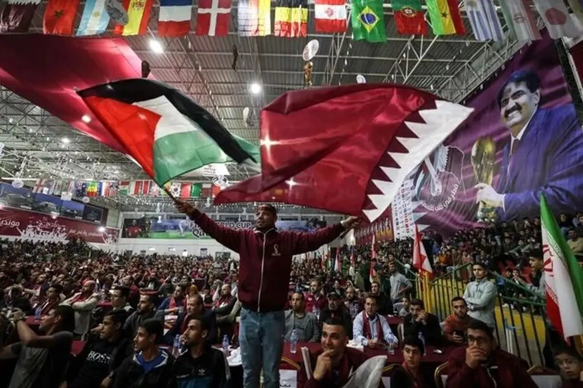صحفی إسرائیلی یخدع المشجعین بقطر ویدعی أنه من الإکوادور