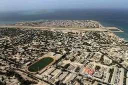 کارکنان صنعت نفت در خارک به فعالیت مشغول اند