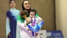 رهبر انقلاب: از بانویی که با کودک خود روی سکو رفت، تشکر می‌کنم/ ویدئو


