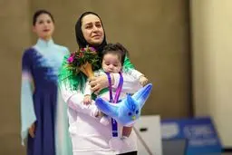 رهبر انقلاب: از بانویی که با کودک خود روی سکو رفت، تشکر می‌کنم/ ویدئو

