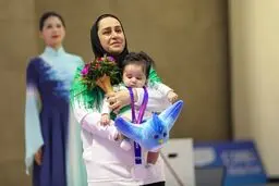 رهبر انقلاب: از بانویی که با کودک خود روی سکو رفت، تشکر می‌کنم/ ویدئو

