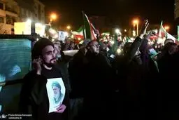 احمد خمینی در تجمع دیشب میدان انقلاب تهران دیده شد + عکس