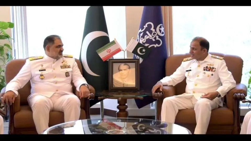 Iran, Pakistan Navy cmdrs discuss issues of mutual interest