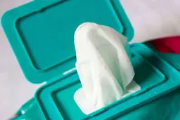 استفاده از دستمال مرطوب فاقد مواد آنتی باکتریال برای نوزادان مانعی ندارد