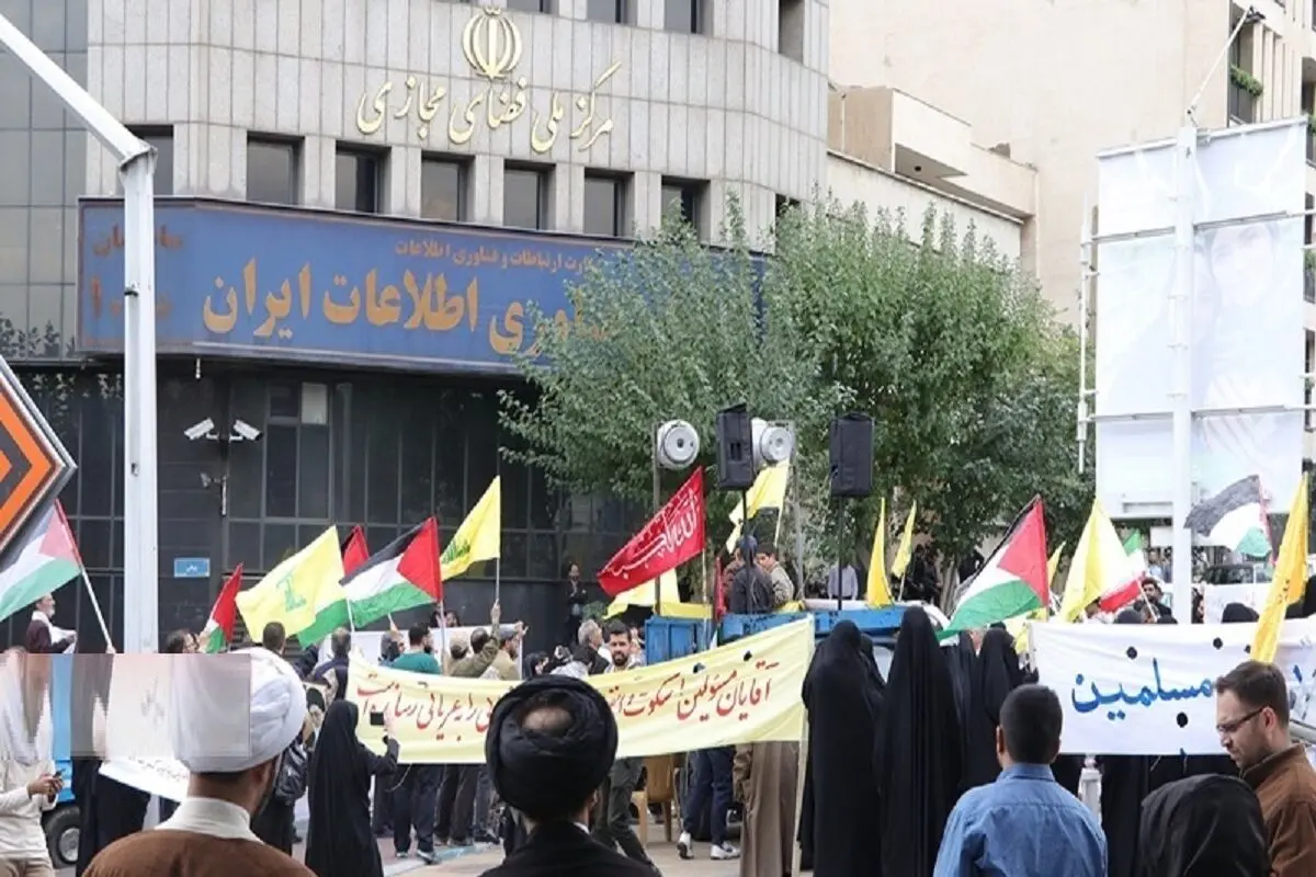 بنر عجیب در تجمع خیابانی مخالفان رفع فیلتر اینستاگرام
