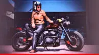 نمی‌دانم چرا نسبت به زنان موتورسوار جبهه می‌گیرند/ باید به زنان هم گواهینامه موتورسواری بدهند/ در موتورسواری اینقدر پوشش سنگین است که تشخیص زن و مرد مشکل هم می‌شود