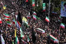 تصاویری دردناک از مراسم تشییع و تدفین پیکر ۱۵ شهید خانواده تقی‌زاده در کرج