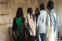 سرها در گریبان است . . .

