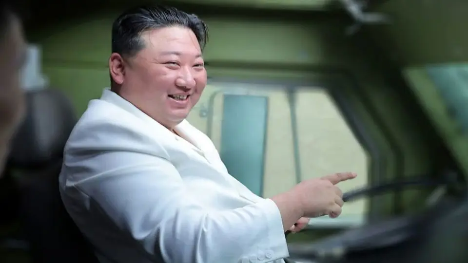 تمیز کردن صندلی رهبر کره شمالی قبل از دیدار با پوتین/ ویدئو

