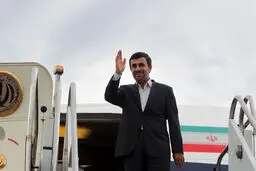 احمدی‌نژاد در فرودگاه تحصن کرد/ ویدئو

