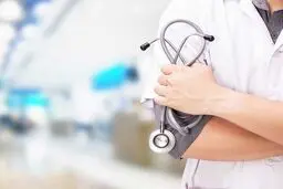 پزشکان فقط مهاجرت نمی‌کنند به مشاغل دیگر روی می‌آورند؛ از مسافرکشی تا دلارفروشی


