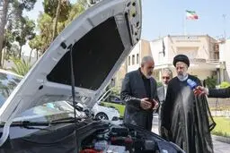 بازدید رئیسی از خودروهای برقی هیبریدی تولید داخل

