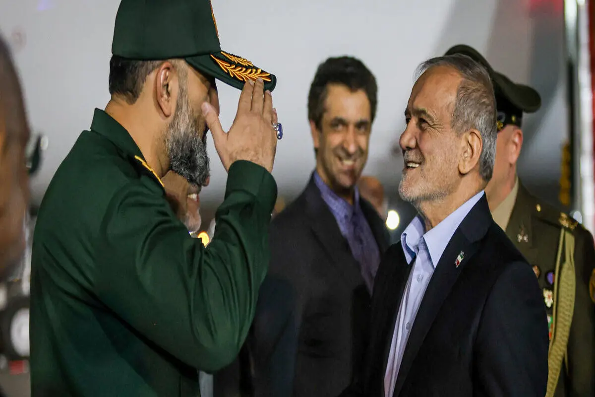 استقبال یک عضو سپاه از پزشکیان با سلام نظامی + عکس