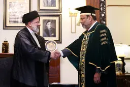 ابراهیم رئیسی از دانشگاه کراچی دکترا گرفت/ عکس