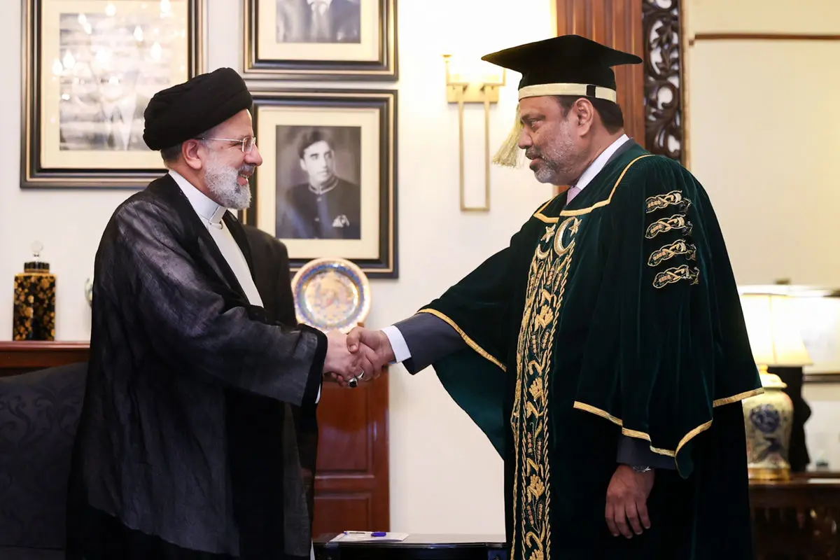 ابراهیم رئیسی از دانشگاه کراچی دکترا گرفت/ عکس
