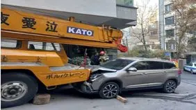 حادثه برای جرثقیل در خیابان شریعتی تهران/ اپراتور جرثقیل درگذشت