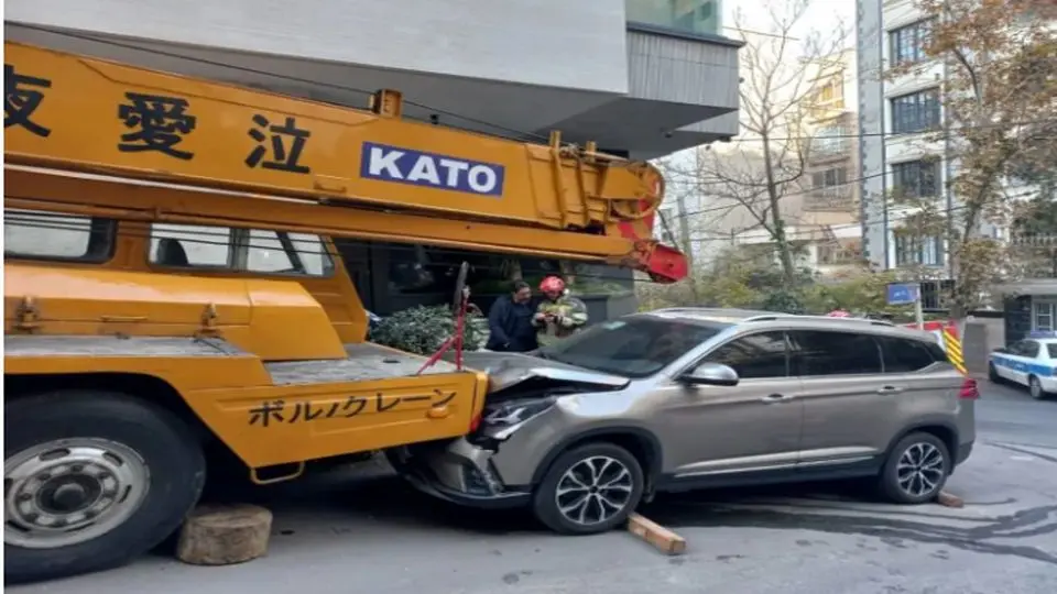 حادثه برای جرثقیل در خیابان شریعتی تهران/ اپراتور جرثقیل درگذشت