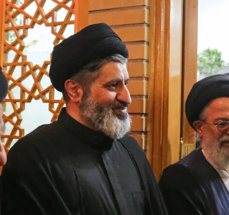فرزند رهبر شهید به مراسم ختم آیت‌الله شبیری زنجانی رفت + عکس
