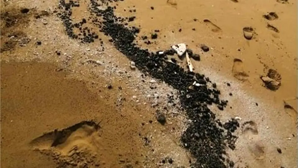 آلودگی‌های نفتی ساحل کنگان به عسلویه رسید
