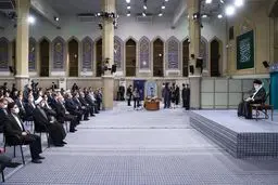 قائد الثورة الإسلامية: الجامعات تعتبر سدا منيعا أمام هيمنة الأعداء 