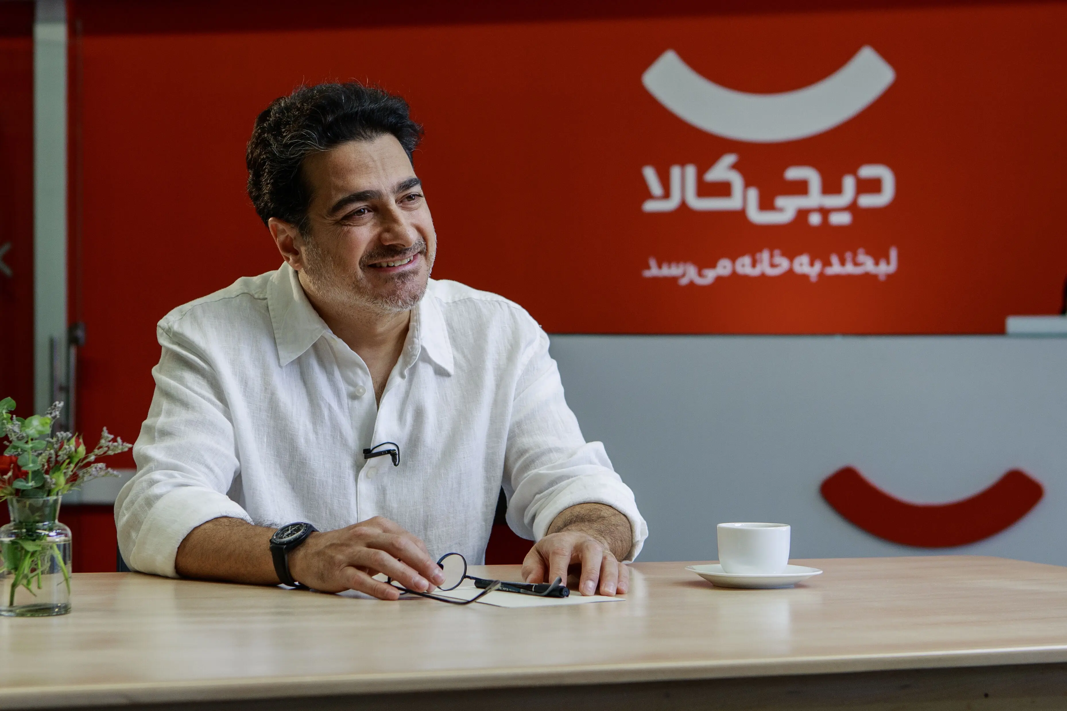 اهدای لپ‌تاپ شخصی همایون شجریان به کمپین «هر جا که تویی»
