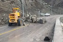 هشدار به مسافران نسبت به احتمال سقوط سنگ در جاده چالوس/ توقف نکنید