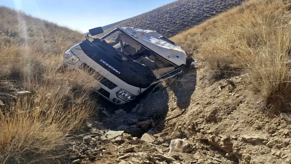 More than 10 killed as bus overturns in Iran's Lorestan
