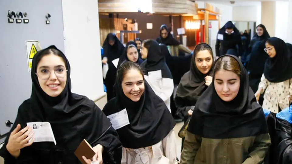 دختران دو قلوی رتبه برتر انسانی کلاس خصوصی نرفتند